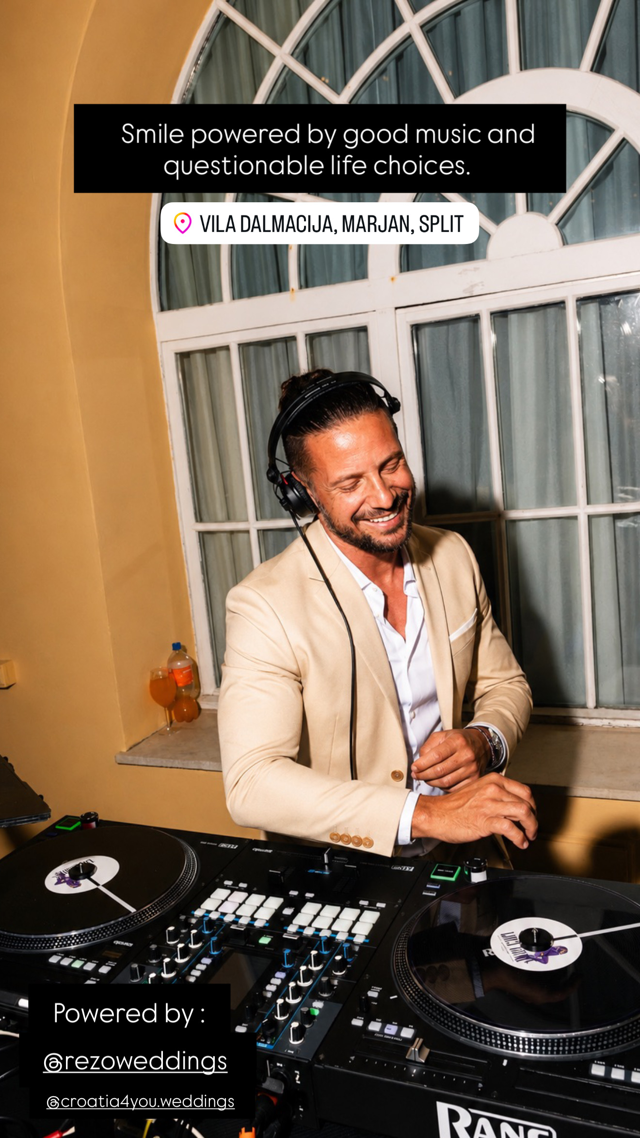 Luca miksa u bež sakou ispod lučnih prozora