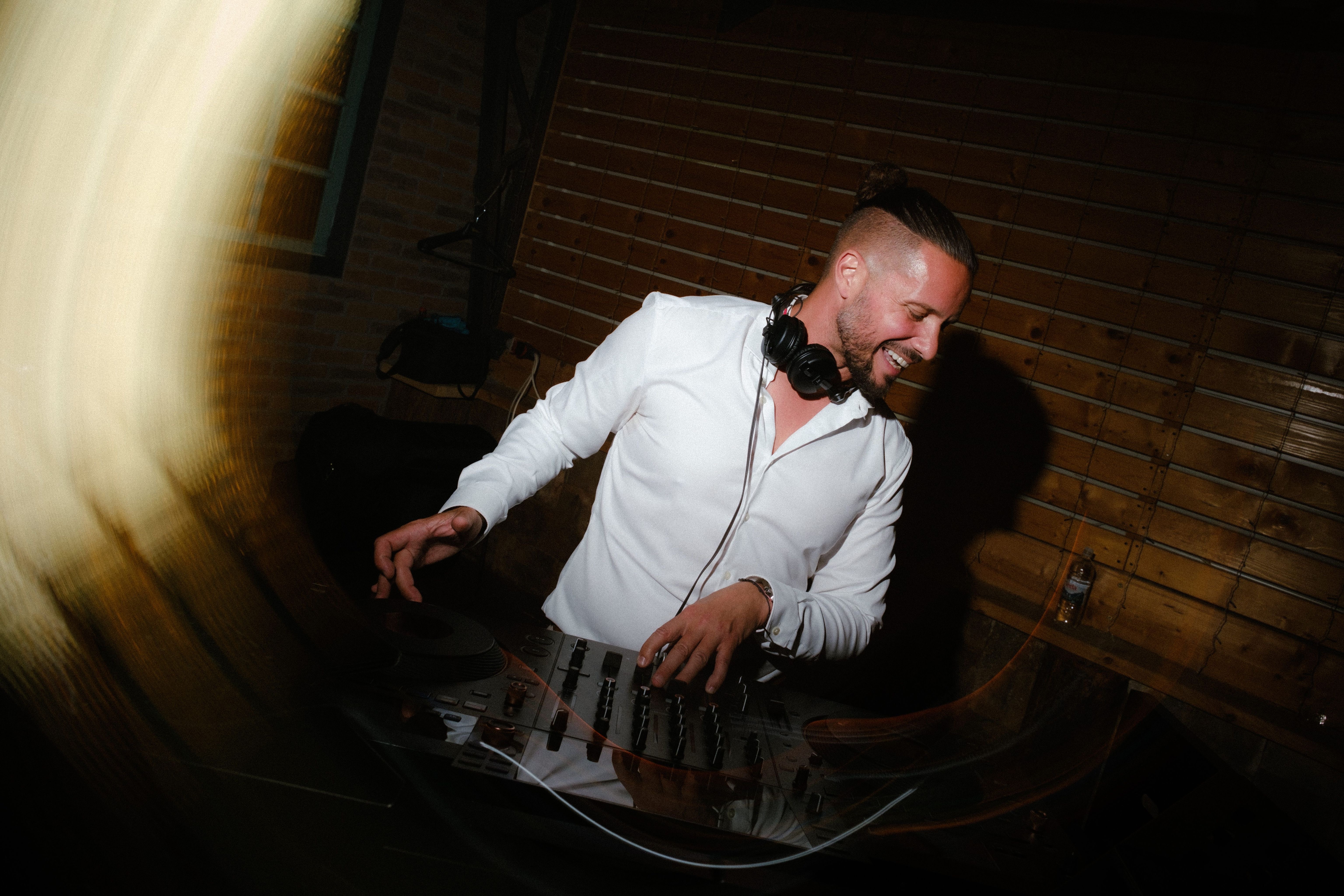 Nasmijani Luca za DJ pultom u večernjem svjetlu